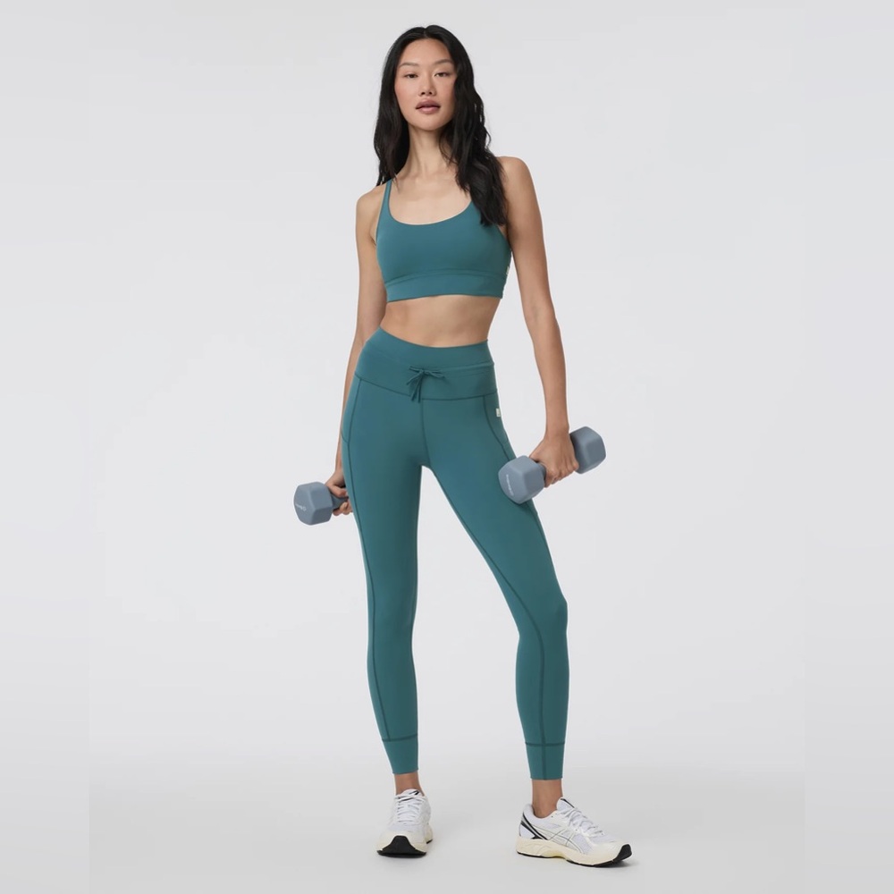 Vuori Set, daily pocket legging (XXS) and Yosemite bra (s) in tidal teal